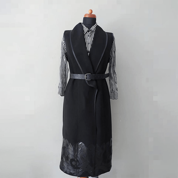 černá vesta s páskem a výšivkou